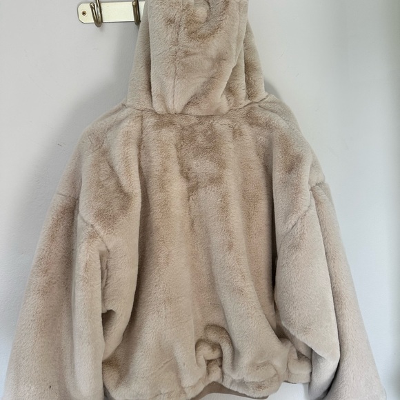 GUESS Faux-Fur Vest - Picture 2 of 8